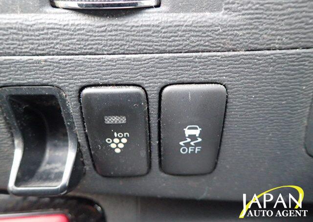 2015 TOYOTA ISIS PLATANA V